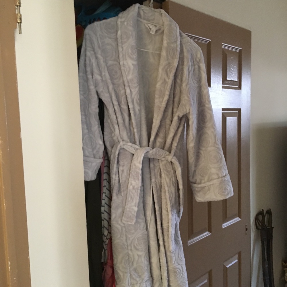 BEAUTIFUL charter club robe